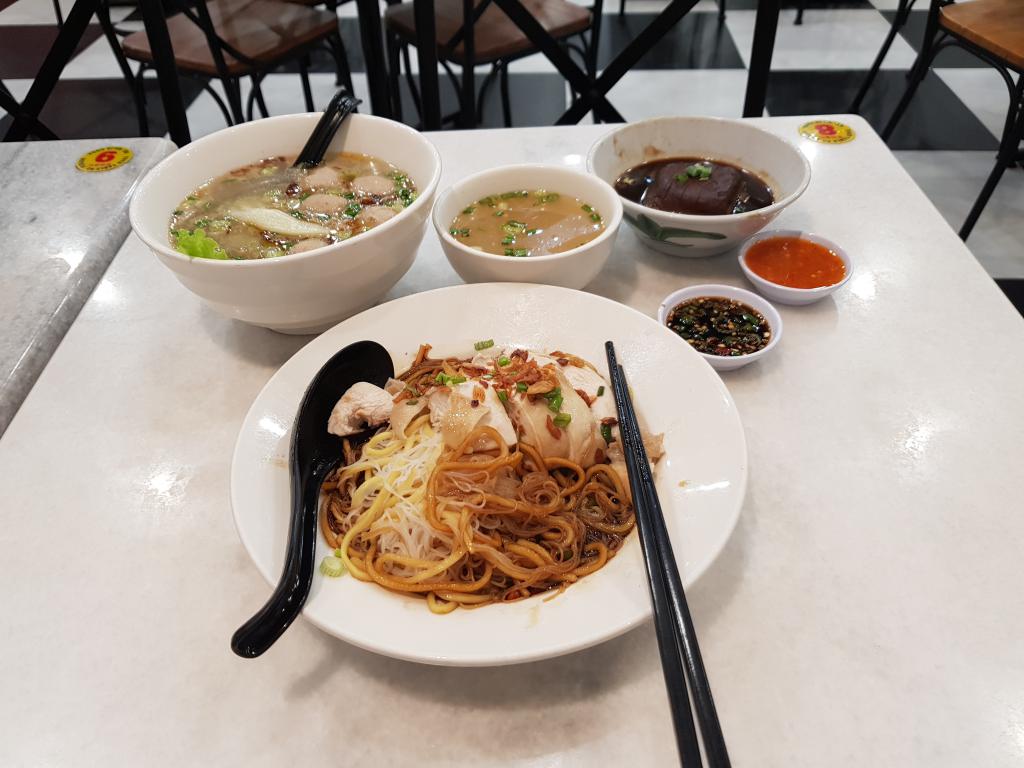 Dry noodle with boiled chicken 白切鸡拌面和肉丸