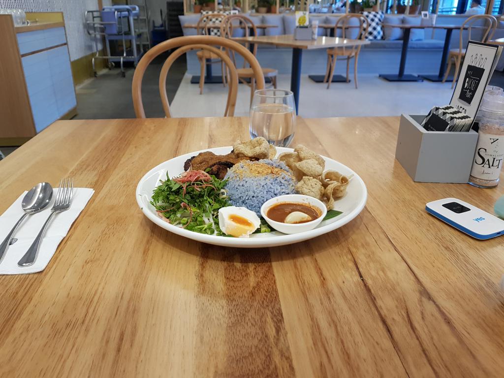 Nasi Kerabu, a Malay rice cooked blue from flower petal 马来特色饭，蓝色花瓣煮成蓝米饭