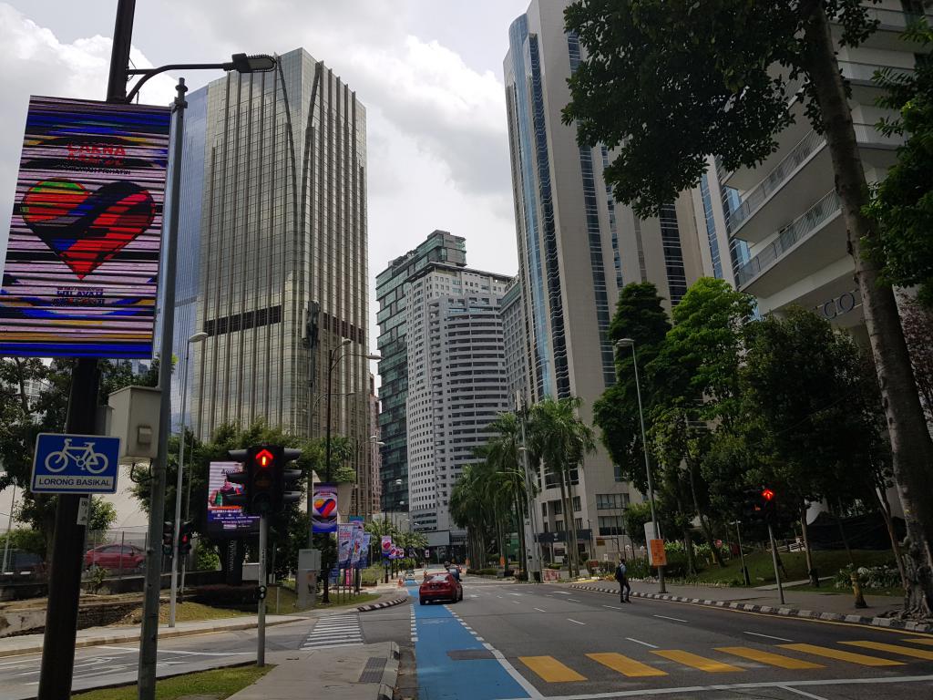 A dense city center but the people are gone 市中心人去楼空