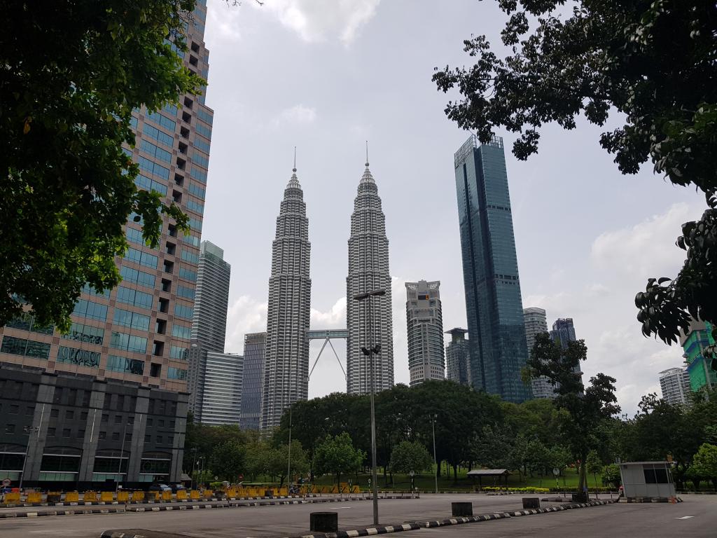 The Twin Towers and competing buildings in city center 市内与双子塔争艳的高楼