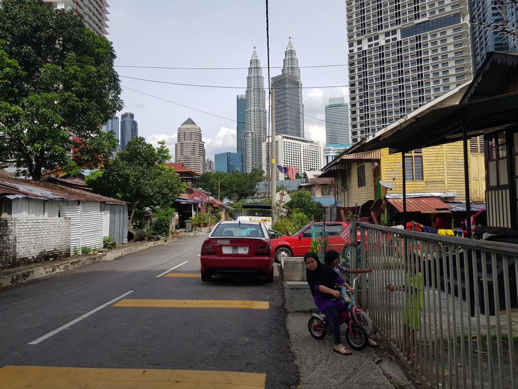 A Malay village in city center 大都市中心幸存的马来村