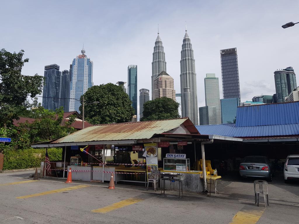 A Malay coffee shop standing its ground in the KL skyline 市内高楼如雨春笋，一间马来咖啡店寸步不移