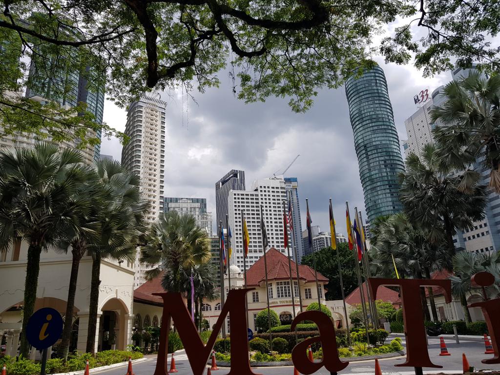 A Malay architecture surrounded by modern tall buildings in city center市内马来风格矮楼被现代高楼群围