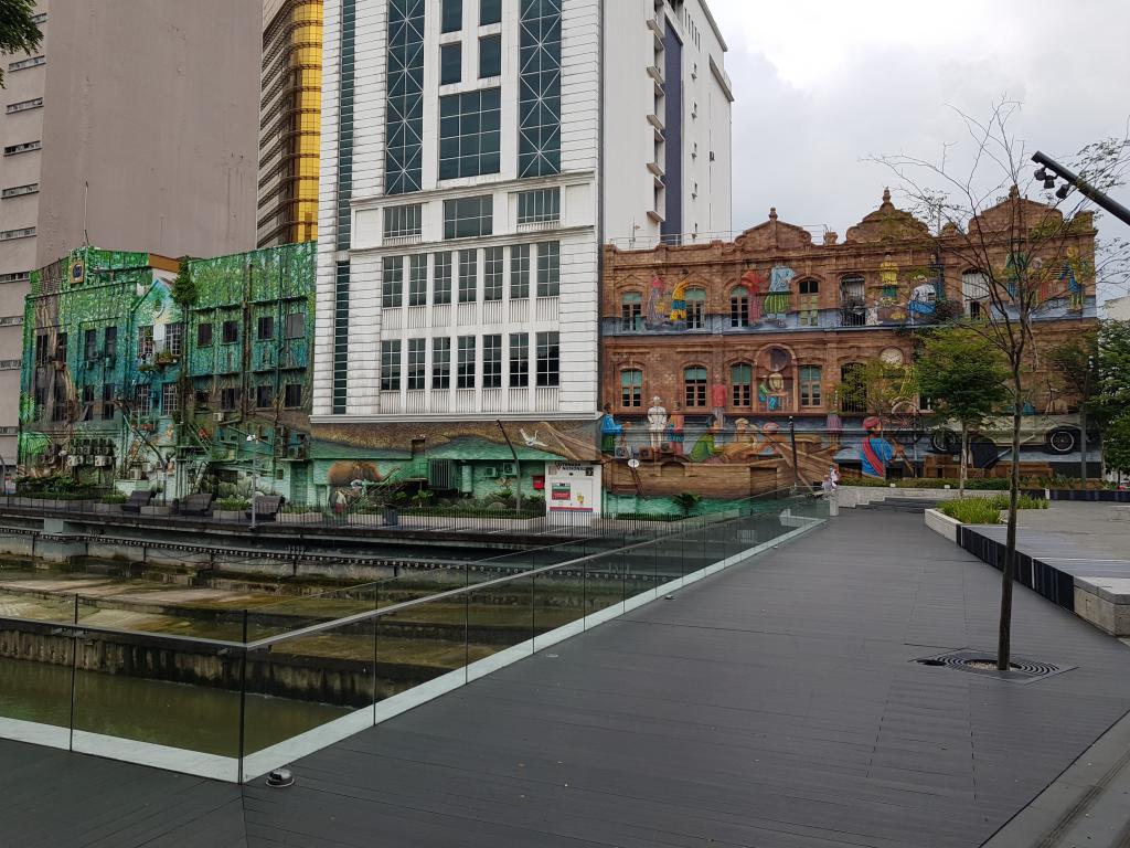 Mural on buildings along river front 河岸景观和壁画