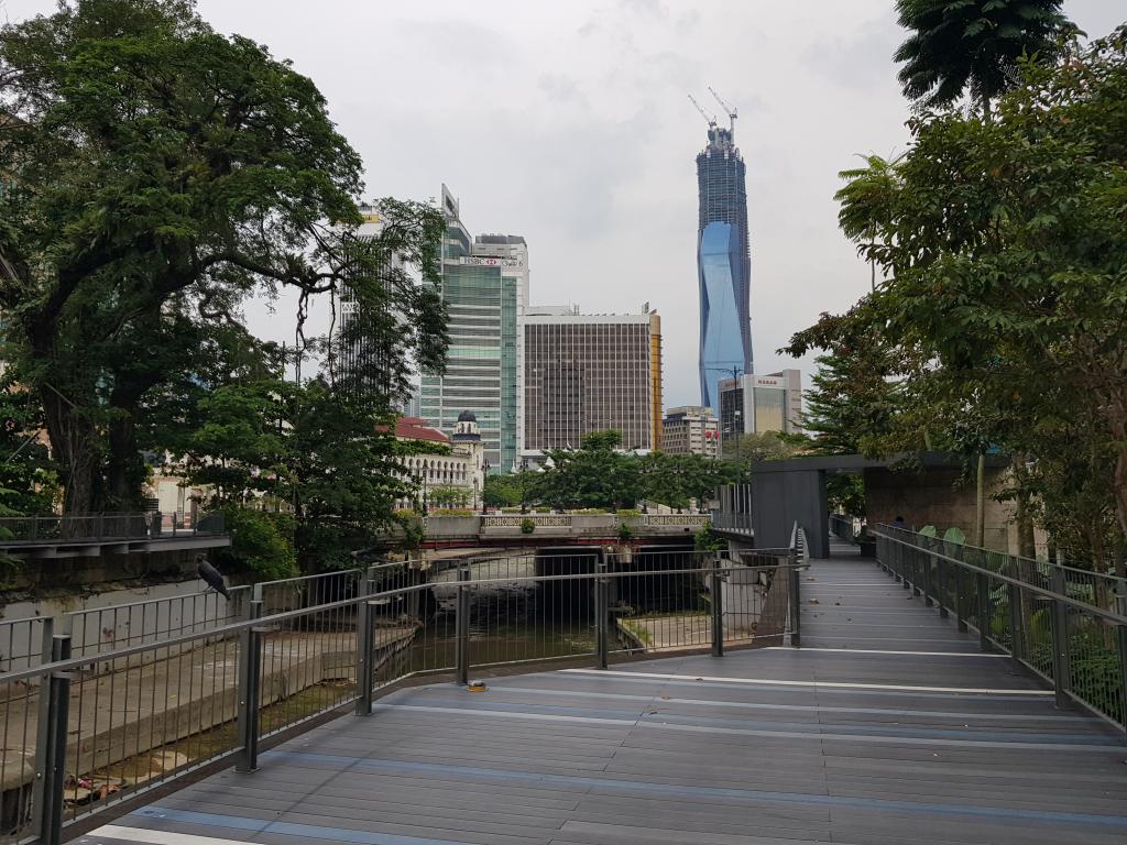 Walking platform along river front snaking through city center 沿河岸步行骑行观市景