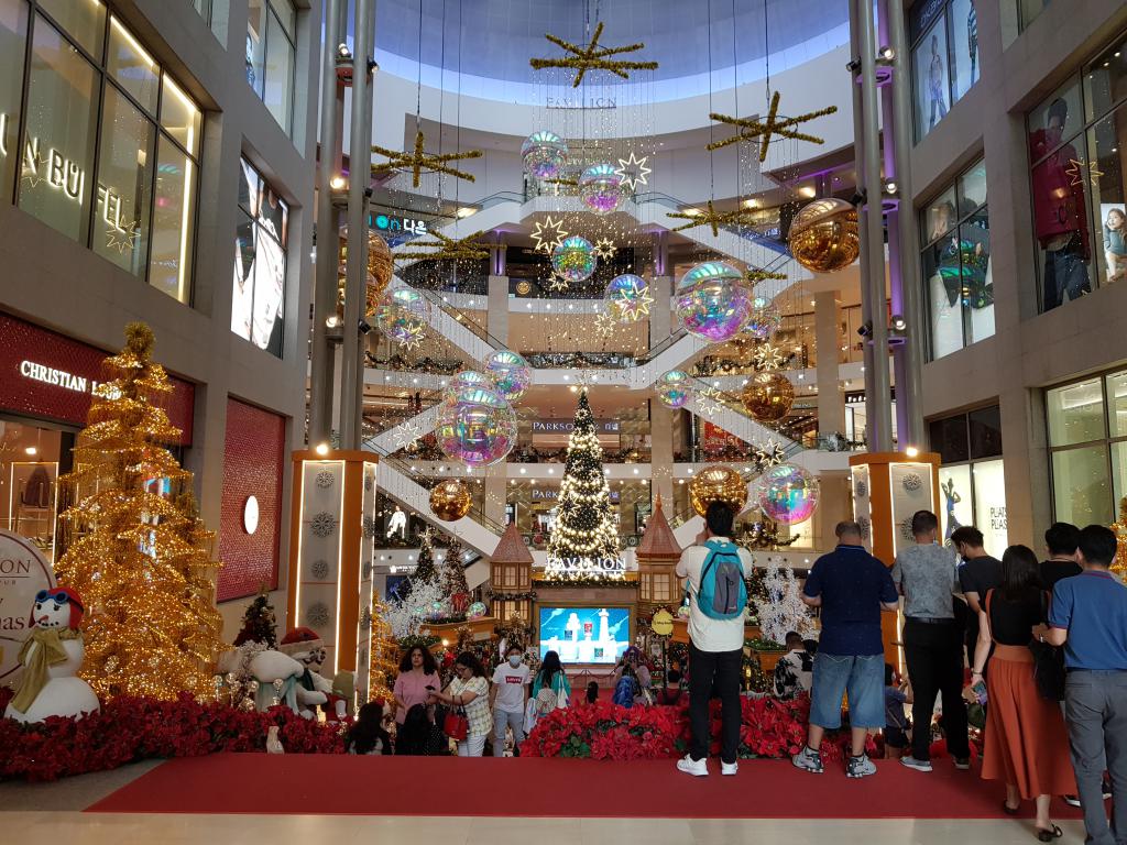 Christmas decoration in a popular mall in city center 购物商场圣诞装饰