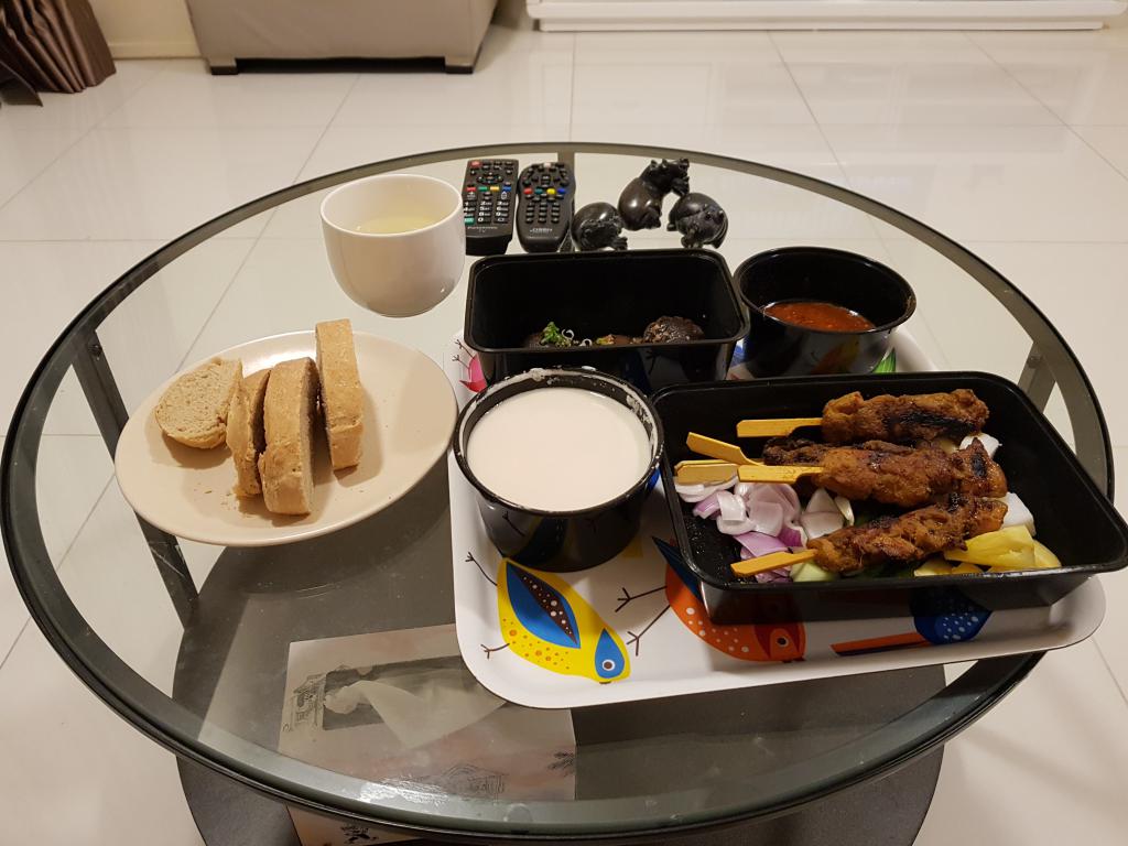 Self-baked bread (western), satay (Malay)，braised mushroom (Chinese) and coconut sago for dessert (Malay) 自烤面包 （西式），沙爹 （马来），炒蘑菇 （中式）,椰汁西米露甜品