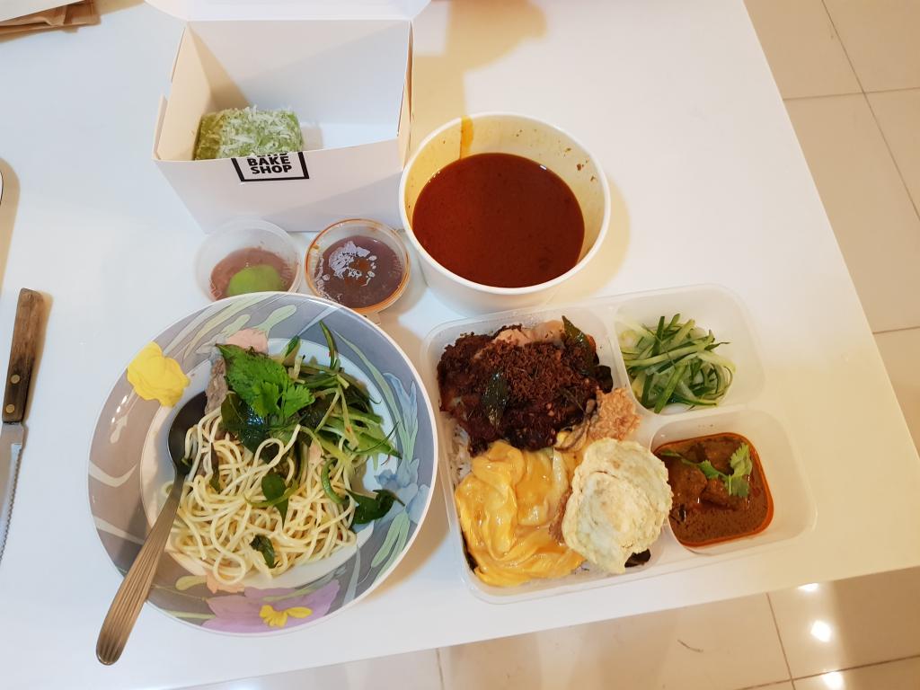 Laksa, nasi lemak and pandan lamington 咖喱面， 咖哩饭，和香叶松糕