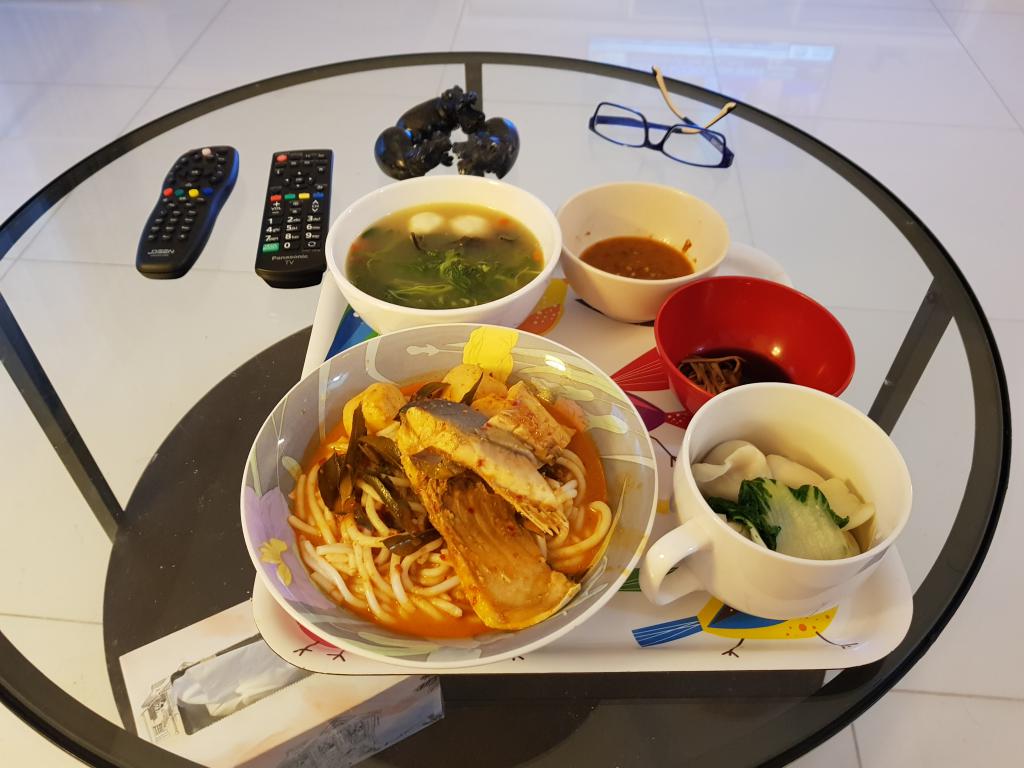 Laksa, dumpling, soup vegetable 咖喱面，水饺，上汤蔬菜