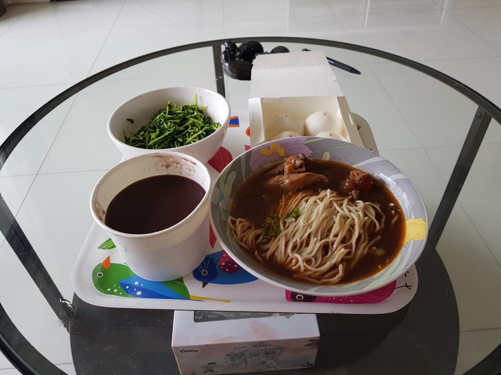 Beef stew noodle, fried bean sprout, red bean soup, red bean dumpling 红烧牛肉面，炒豆苗，红豆汤，红豆包