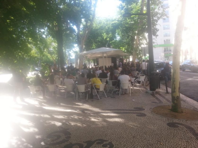 Watching world cup football in outdoor cafe 露天咖啡馆看世界杯