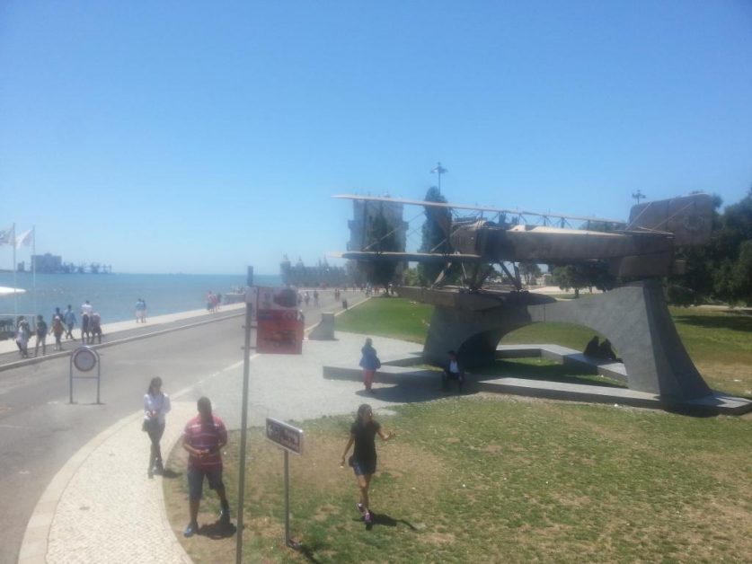 Monument at the seafront 岸边纪念碑