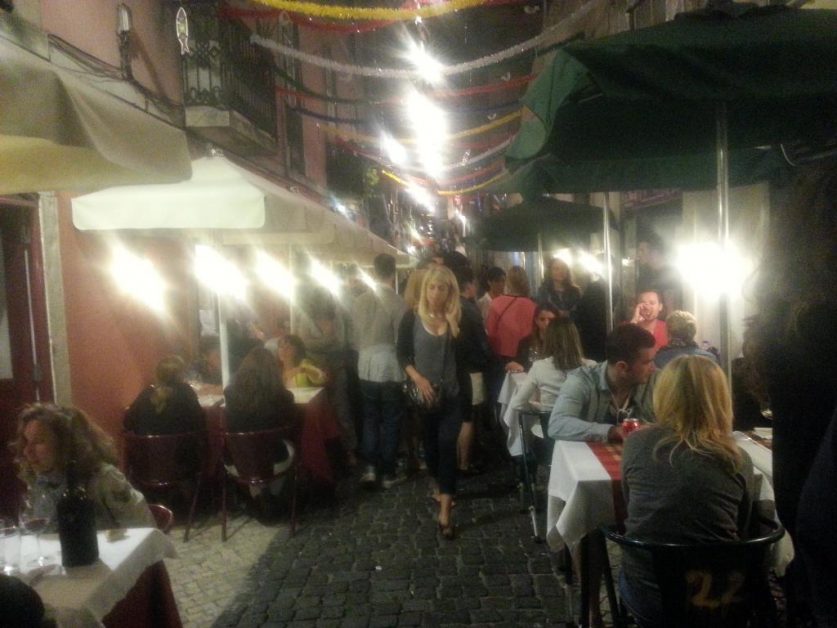 Cobblestone alleys packed with diners 小巷挤满餐桌