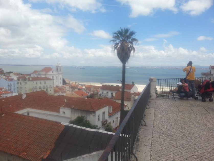 Miradouro das Portas do Sol, panoramic city views of traditional Alfama houses with red roofs & churches 景观台看里斯本市景，红顶和教堂