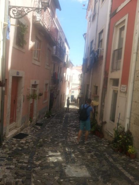 Narrow cobblestone streets of Lisbon 住宅区居民楼间老鹅卵石街巷