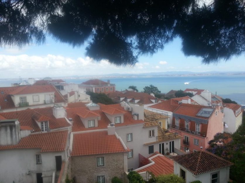 Miradouro das Portas do Sol, traditional Alfama houses with red roofs & churches 里斯本特征红顶房子和教堂