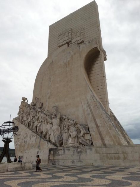 Pedro dos Descobrimentos, monument to 15th 16th century Portuguese sea exploration and discovery 海岸边上纪念碑纪念葡萄牙15,16世纪航海伟绩