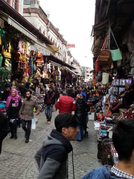 Narrow shopping street 狭窄商铺街