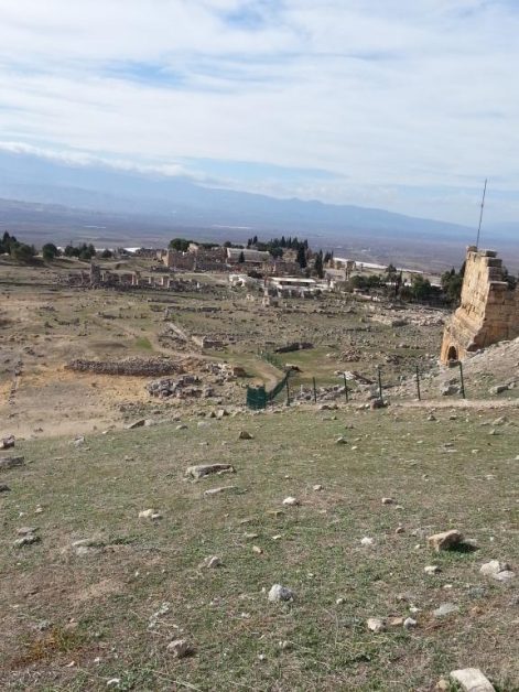 The ruins at Pamukkale 帕穆克卡莱的废墟