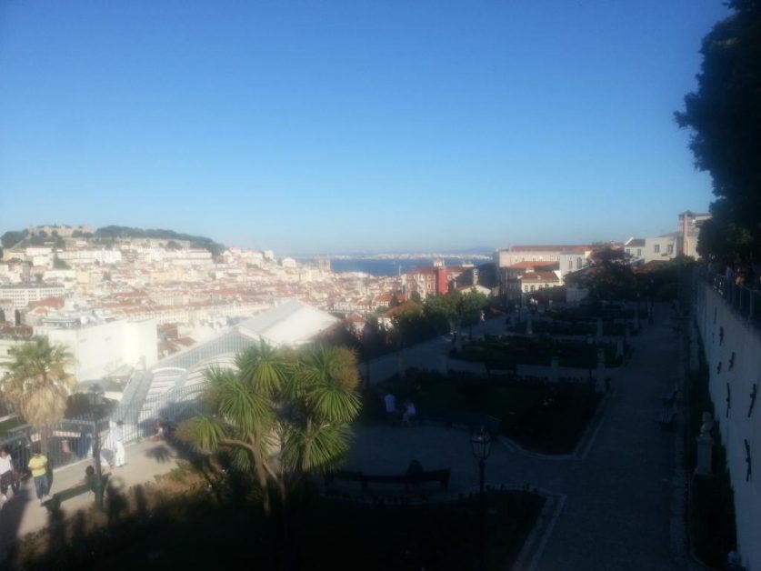 Miradouro de São Pedro de Alcântara, landscaped terrace with views of Lisbon 景观台看里斯本全景