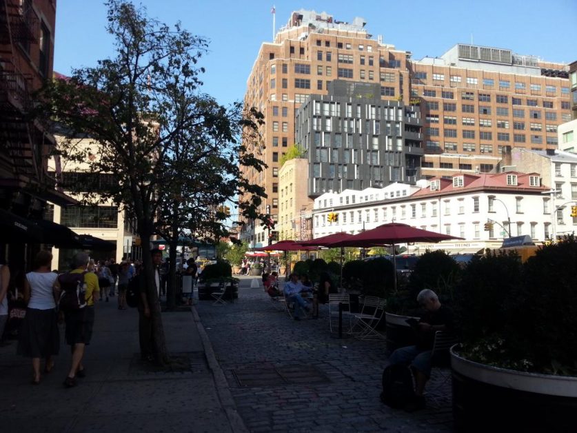 New York's decades-old buildings and outdoor cafes  几十年老楼和露天咖啡座