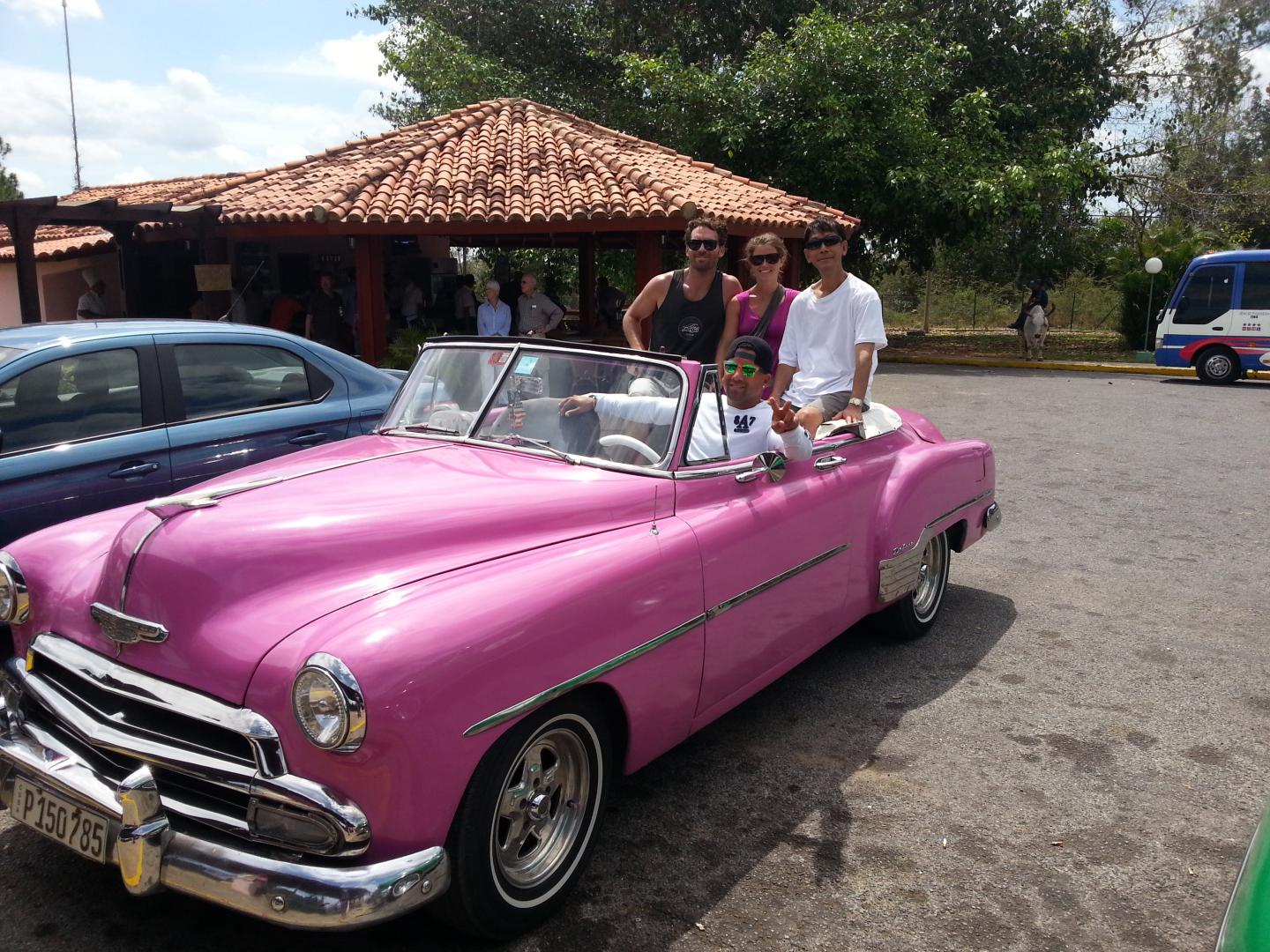 Touring Cuba in a pink convertible 粉红敞篷车游古巴