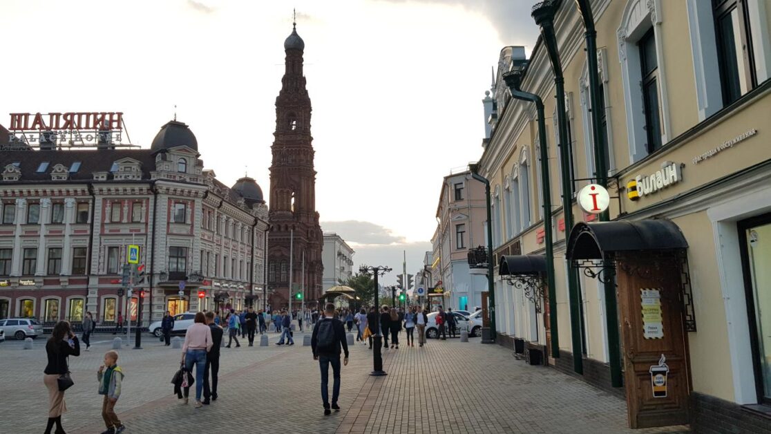 The bell tower of the Epiphany Cathedral on Bauman Street 步行街的钟楼教堂