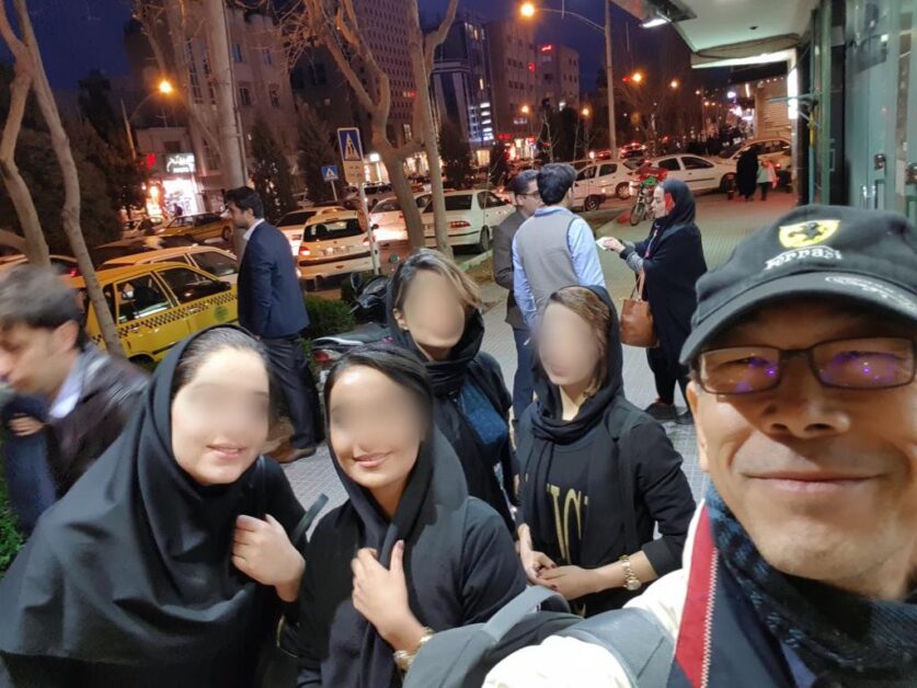 Selfie with friendly Iranian girls 跟街上巧遇伊朗大学生自拍