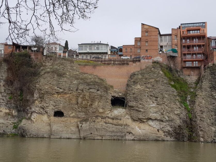 Houses on the edge of the cliff over River Kura