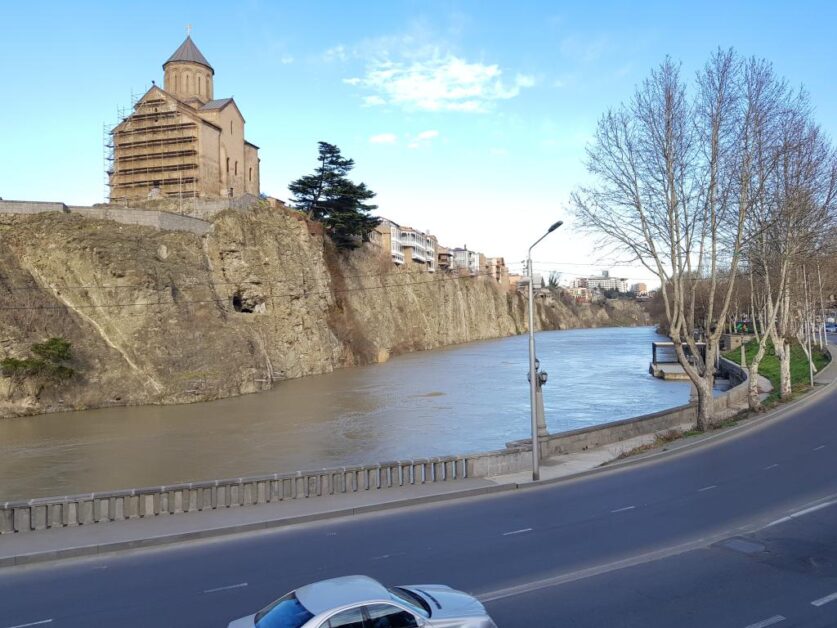 Houses on the edge of the cliff over River Kura