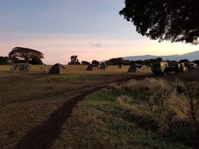 Ready to set off after a night at this tent site 棚内一晚后一早出发