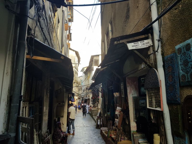 The narrow alley of Stone Town 狭窄小巷