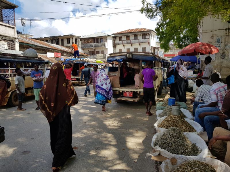 Roadside vendors on a busy street 繁忙街边小贩