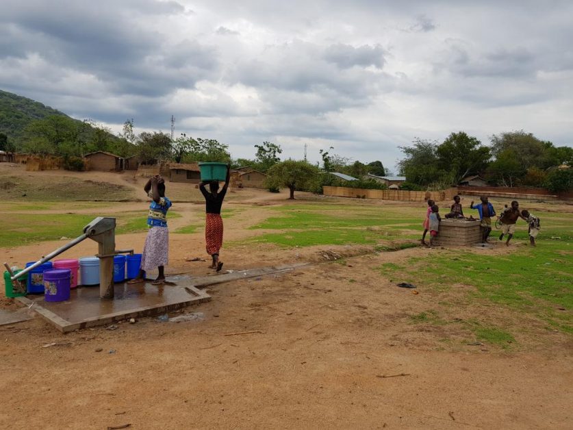 Hand pump shared by villagers 村民共用手动水泵