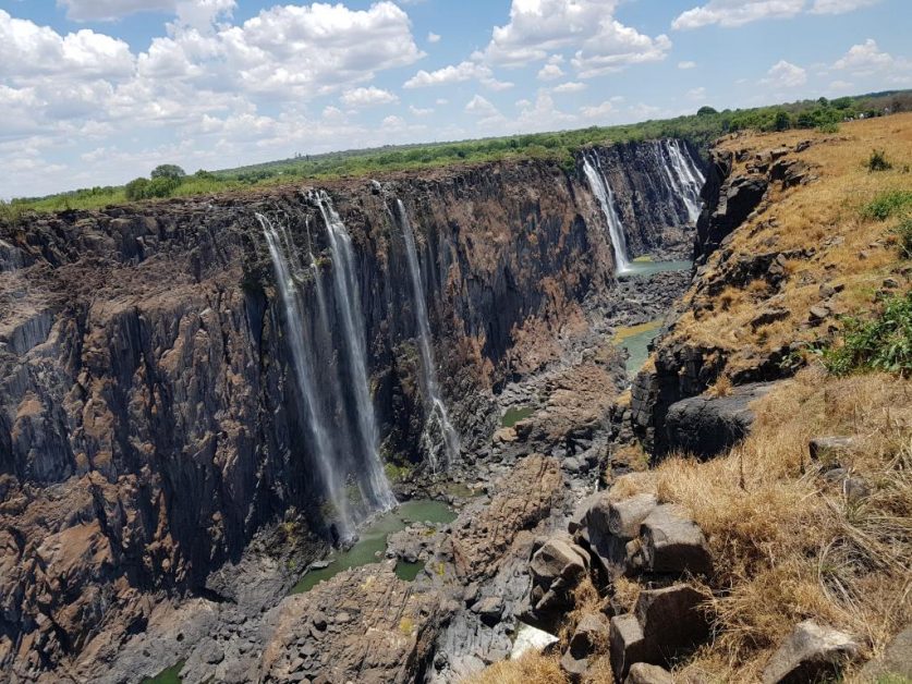 Water at some part of the Falls is less than usual in off season 淡季较缺水的维多利亚瀑布