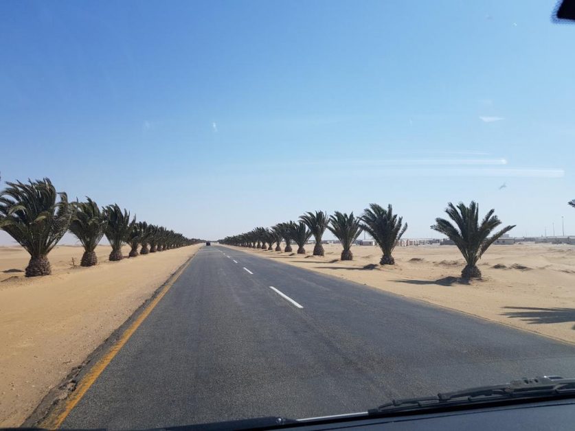 The road to Walvis Bay flanked by desert 出斯瓦科普蒙德后道路两旁给沙漠所夹