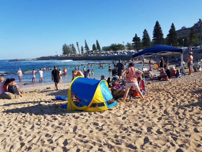 Holidaymakers on Mossel Bay beach 摩梭湾沙滩度假人群 