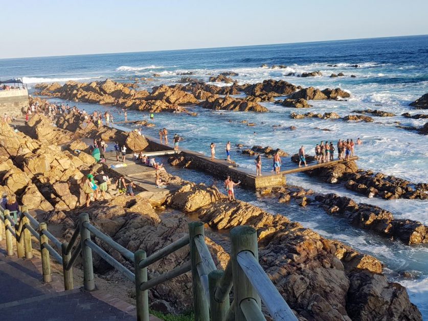 Queuing to jump into the rocky water 排队跳进翻滚和充满岩石的水池