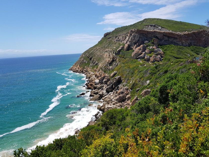 Hike high up on the peninsula that juts out to the sea 高在前申到蓝海的半岛爬山