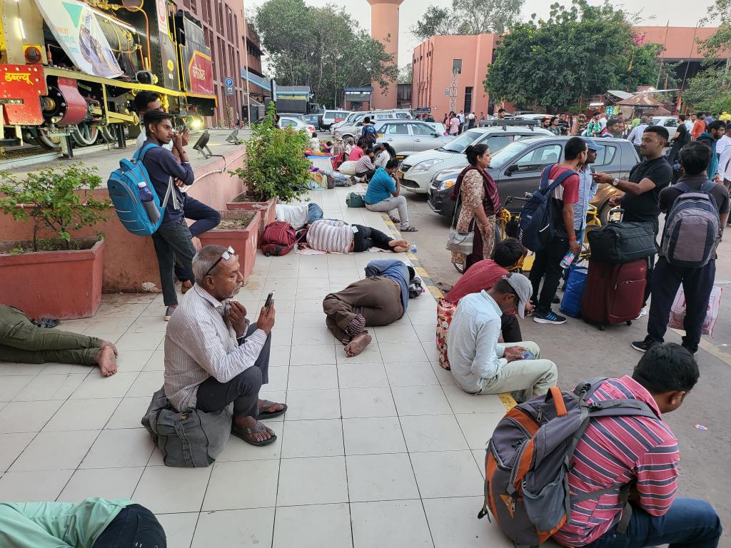 Arriving at the Ahmedabad train station in the early morning