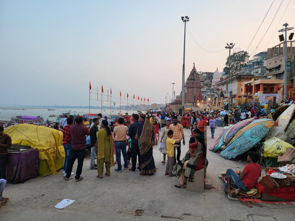 Large crowd already gathered around the ghat area for Ganga Aarti