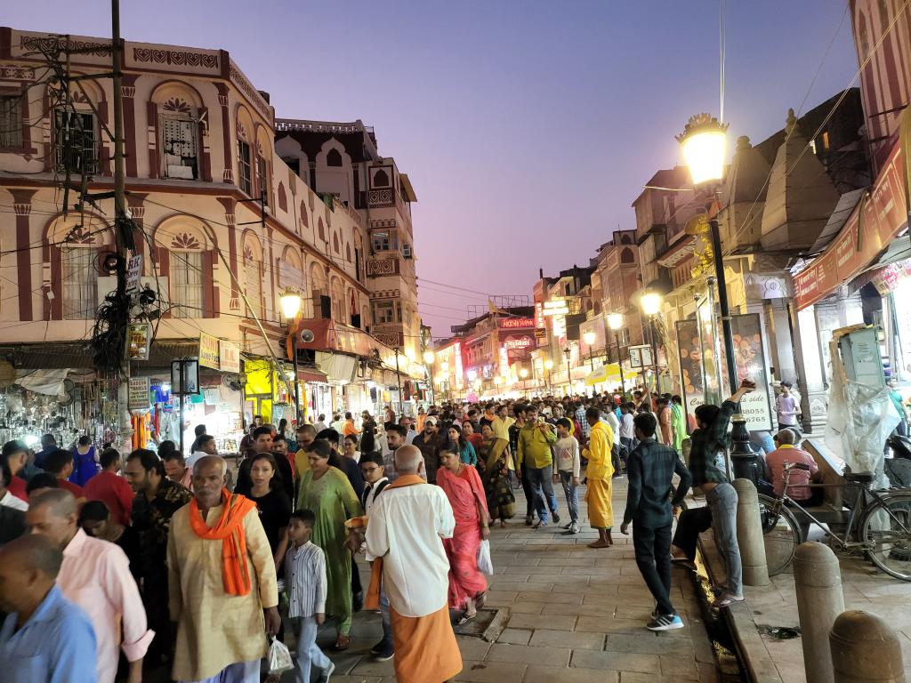 Busy pedestrian shopping street near the Ganges 