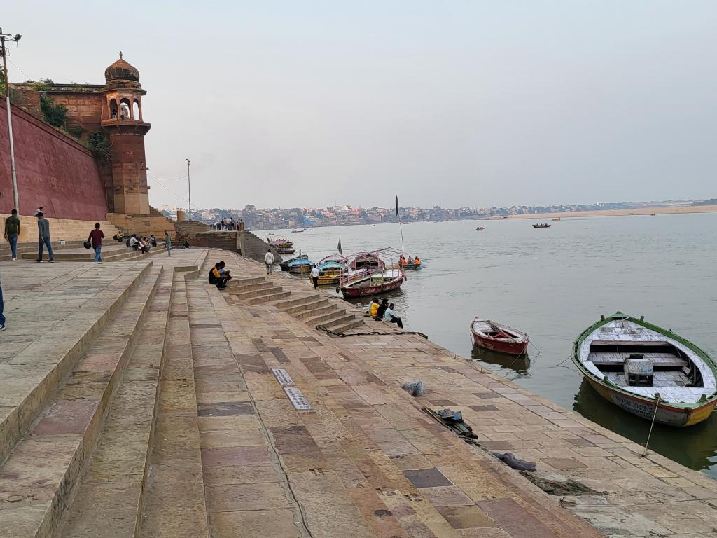 The historic buildings that have been by her side, the mother Ganges 