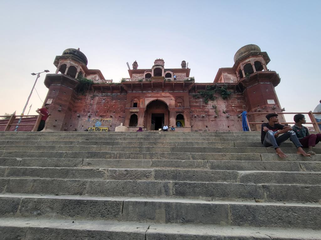 Chet Singh Ghat, 18th-century fortress-style palace with steps down to the Ganges