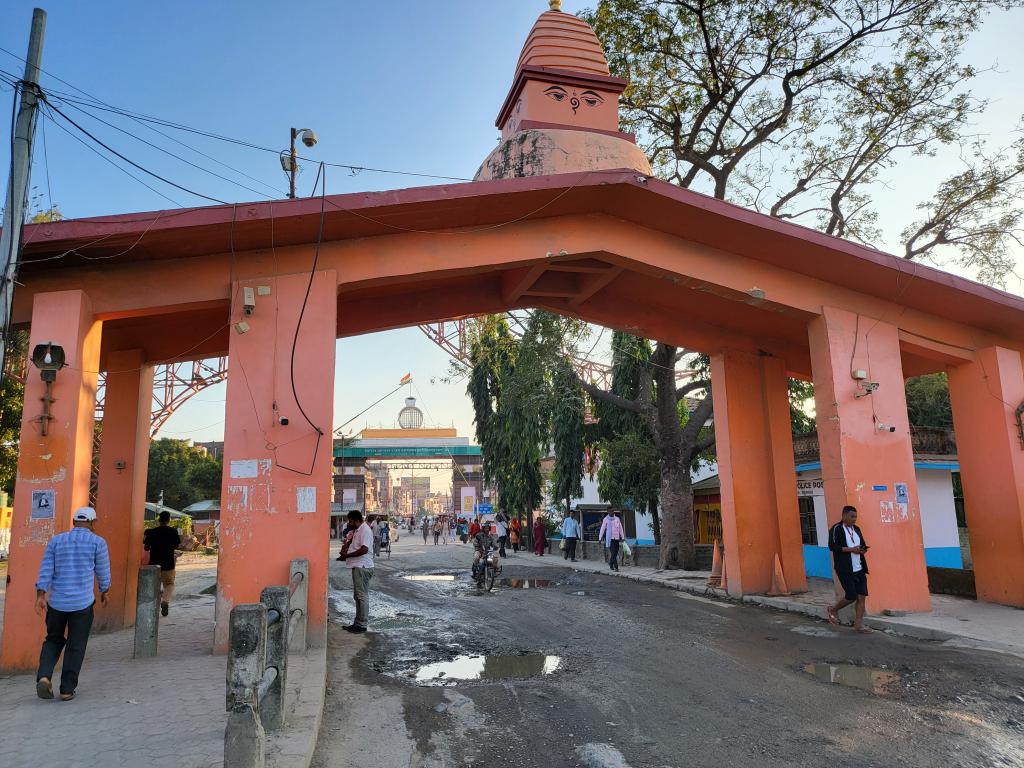 The wide-open border crossing at Sonauli, from India into Nepal