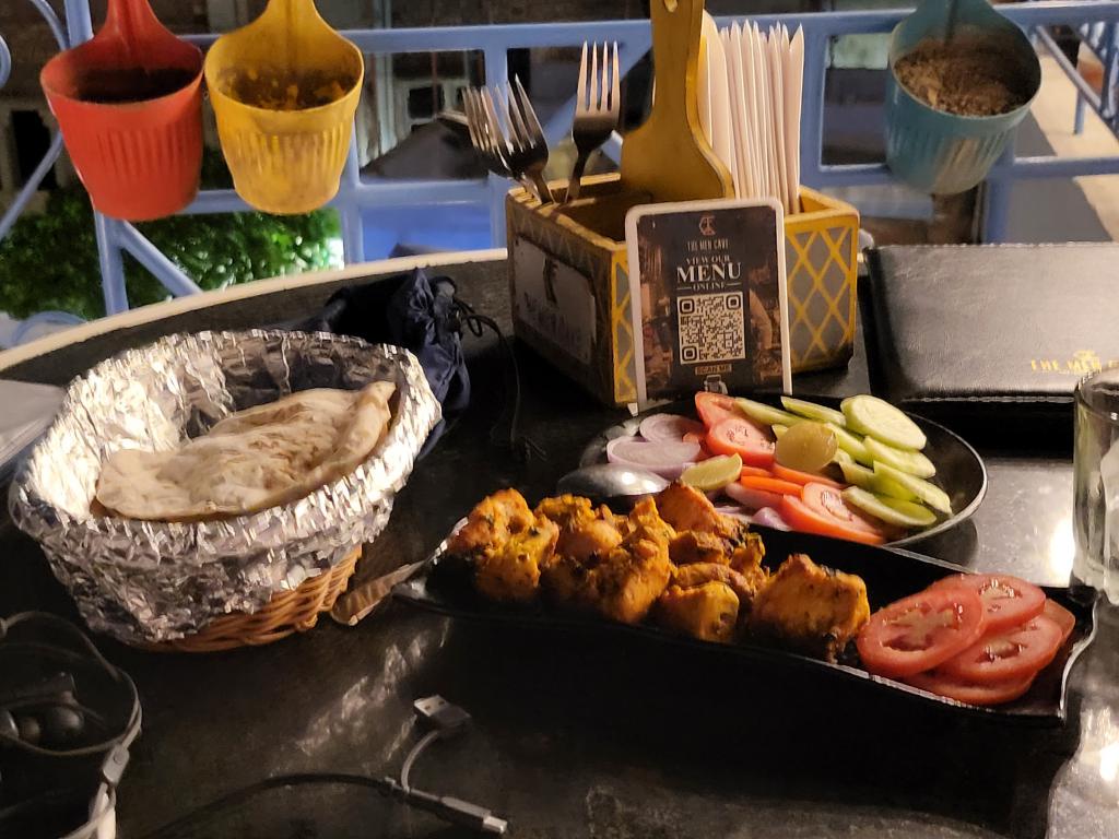 Chicken tikka and warm bread for dinner in Jodhpur