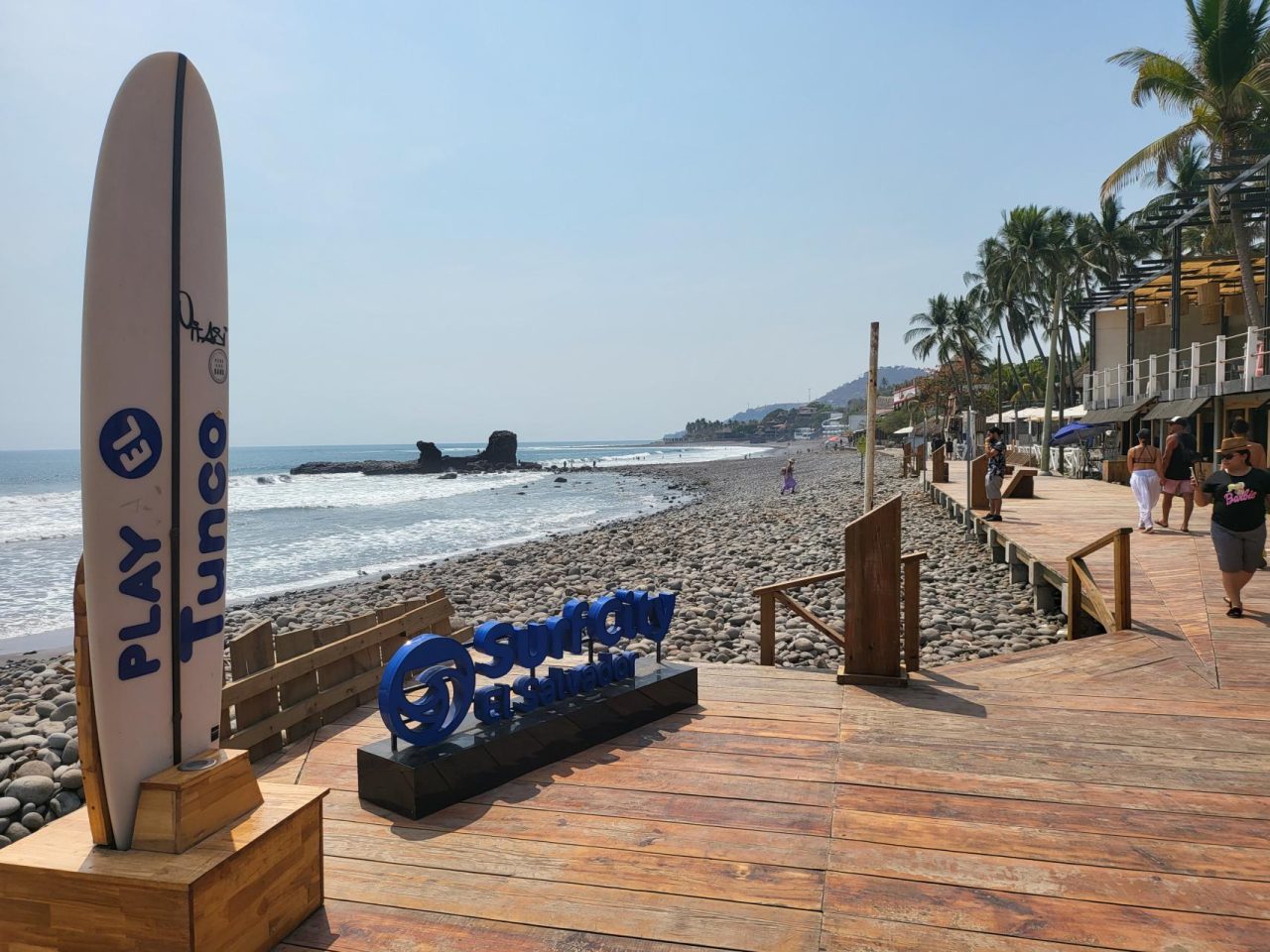 The surf beach of El Tunco