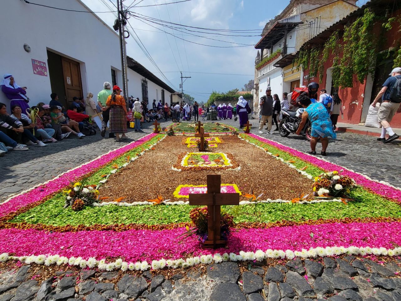 Alfombras decorated to prepare for the Semana Santa procession