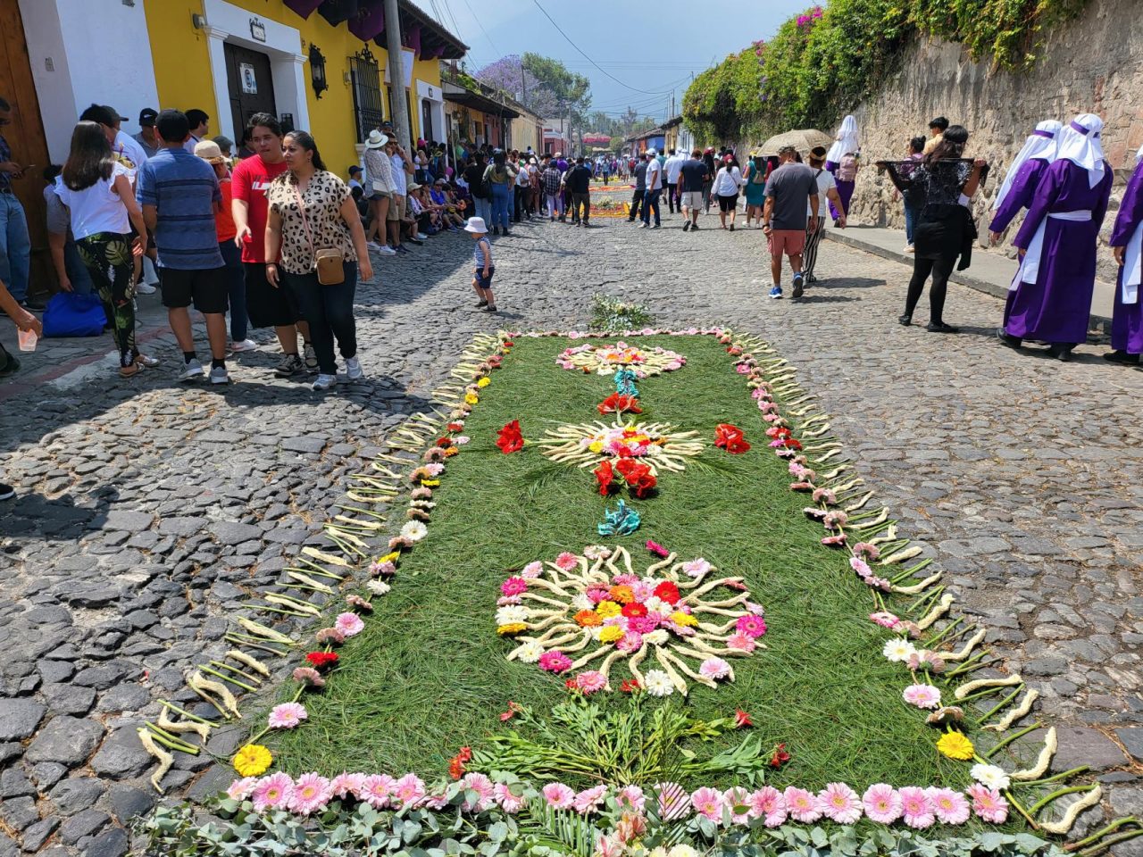 Alfombras decorated to prepare for the Semana Santa procession