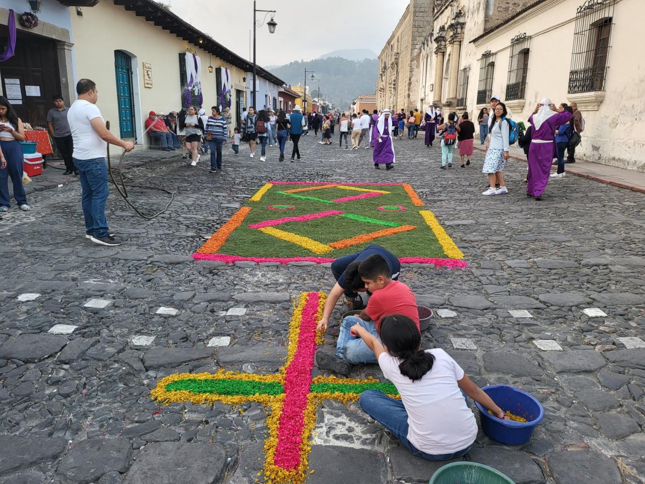 Children helping with the decoration of the alfrombras